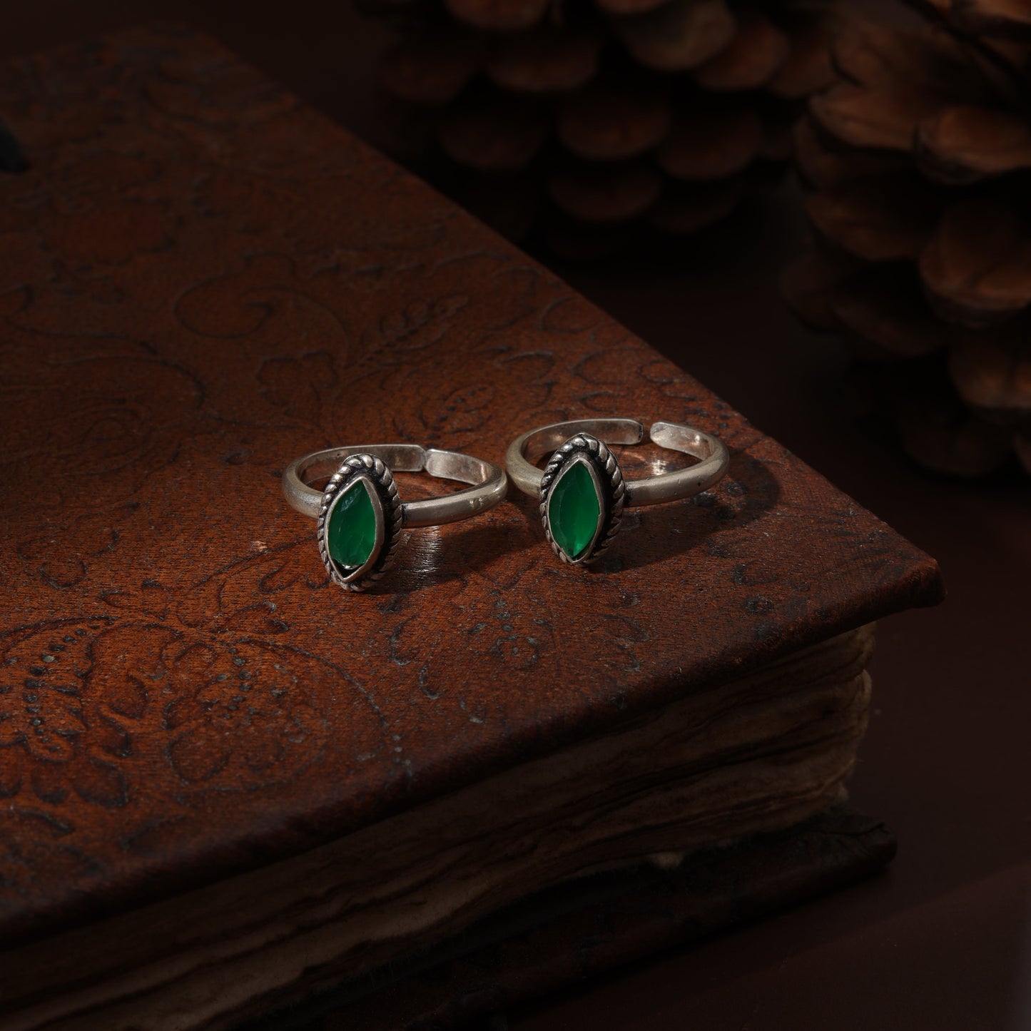 Sterling Silver Green Kundan Boat Toe Ring